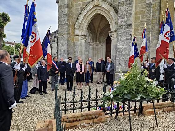 HeleneLaporteRN's tweet image. 💐 Suite à l’assemblée générale, avec les membres de la #CTAM, nous avons rendu hommage à la mémoire de ceux qui sont tombés pour la défense de notre pays au Monument aux Morts de #CastelnauSurGupie.