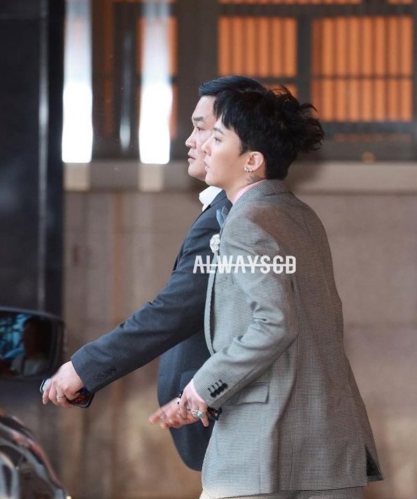 Jiyong going home after the wedding. And this time with no glasses 😍😍 my handsome bae bae #GDRAGON
(by alwaysGD master)