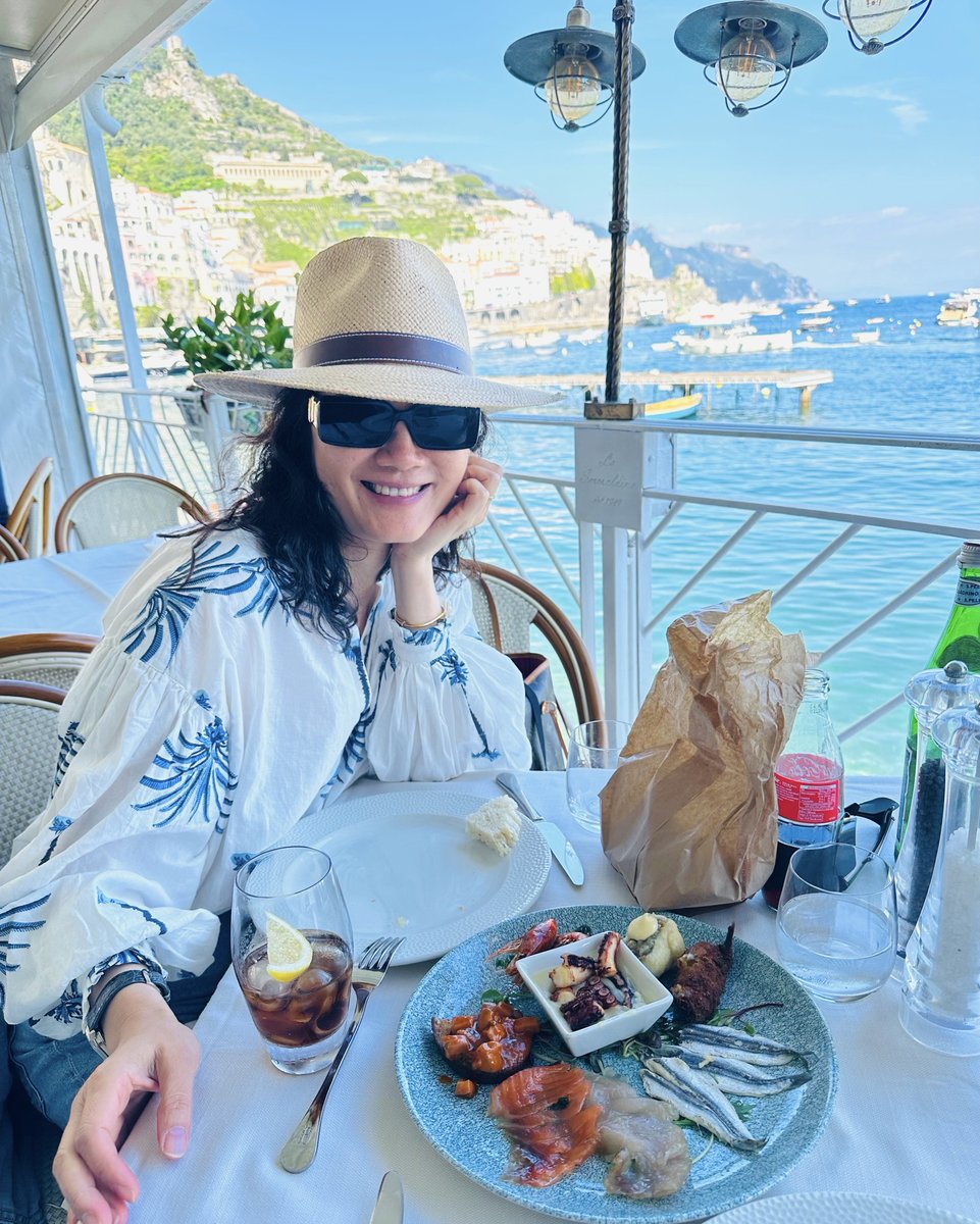 Head to toe in #shopzoe while dining in the Amalfi Coast! Wow 😍

#shopsmall #shoplocal #princeton #amalficoast #customerstyle