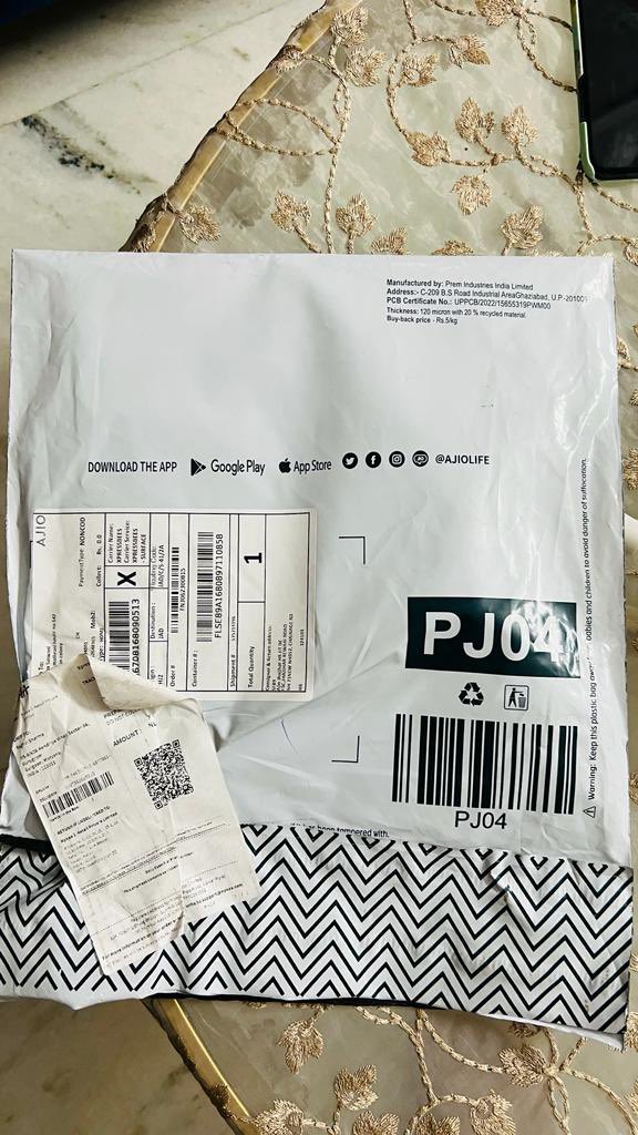 shubh0214's tweet photo. @MyNykaa Even tried reaching your customer support who failed to resolve the issue and raised hand saying we can’t do anything and xpressbees is not responding anything. 
Pls help on priority and wanted my money back. Losing faith in the brand @MyNykaa @MyNykaa https://t.co/1Idk2h5QST