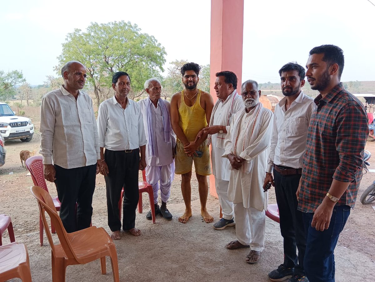 er_haribaboorai's tweet photo. आज ग्राम सोनेरा में श्री सोनू रघुवंशी जी के छोटे भाई श्री शिवराम रघुवंशी जी के विवाह समारोह में पहुंचकर शुभकामनाएं दीं।
#इंजीनियर_हरीबाबू_राय #विधानसभा_अशोकनगर #erharibaboorai #AshoknagarAssembly https://t.co/BwDTkKjQIi