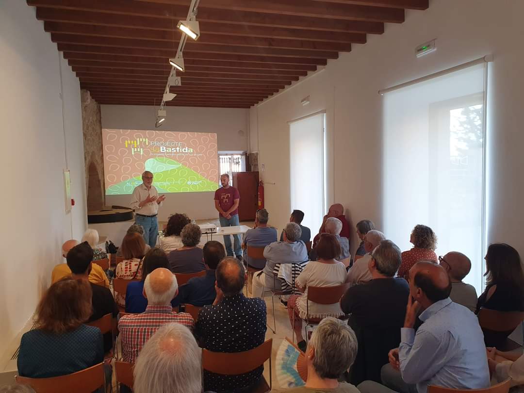 AssociacioAlrum's tweet photo. La sala del molí de Son Tugores quedà petita davant el gran nombre d’alaroners que volgueren saber més sobre el jaciment de #saBastida. L’arqueòleg Gabriel Llodrà explicà el passat, present i futur de les investigacions a la fortificació tardorromana.  https://t.co/FP2JVrzhJu https://t.co/MAIlnjd3cz