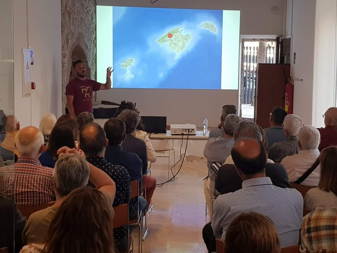 La sala del molí de Son Tugores quedà petita davant el gran nombre d’alaroners que volgueren saber més sobre el jaciment de #saBastida. L’arqueòleg Gabriel Llodrà explicà el passat, present i futur de les investigacions a la fortificació tardorromana.  alrum.org/iniciatives/sa…