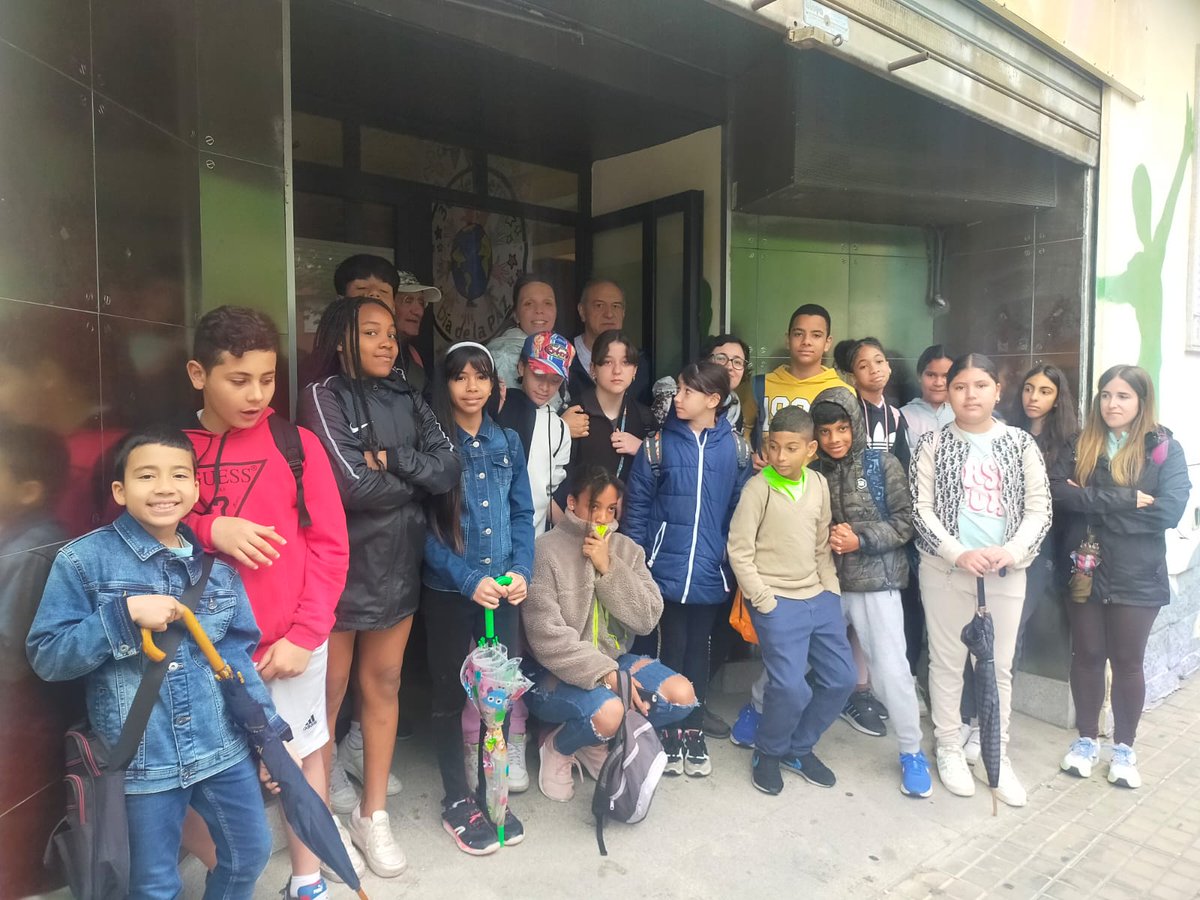 CaritasAstorga's tweet photo. Los escolares de 5° y 6° de Primaria del Centro Urogallo de #Ponferrada realizaron hoy una ruta de senderismo hasta #ToralDeMerayo
Un día de convivencia para disfrutar de un trayecto en plena naturaleza y de un pueblo precioso bañado por el #RíoOza https://t.co/BQGHq9CRaL