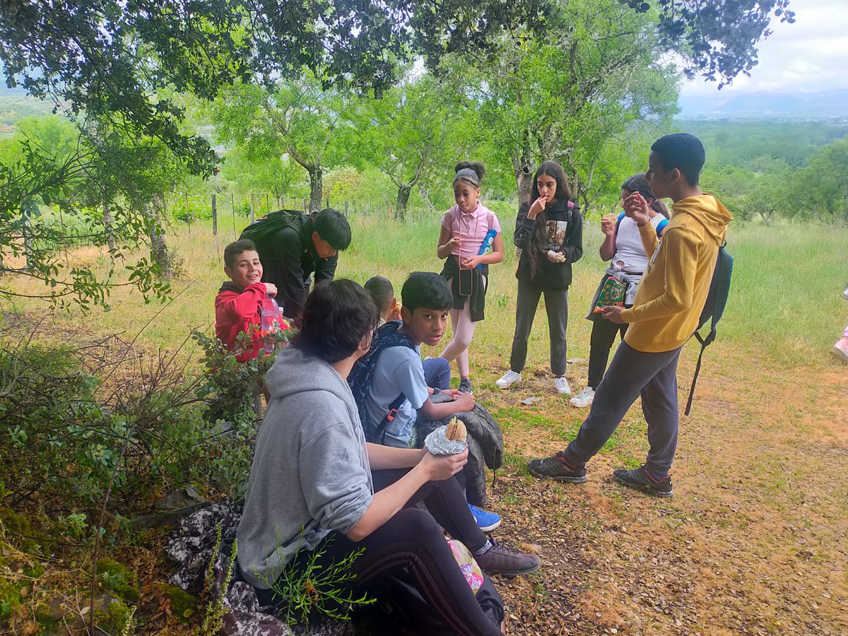 CaritasAstorga's tweet photo. Los escolares de 5° y 6° de Primaria del Centro Urogallo de #Ponferrada realizaron hoy una ruta de senderismo hasta #ToralDeMerayo
Un día de convivencia para disfrutar de un trayecto en plena naturaleza y de un pueblo precioso bañado por el #RíoOza https://t.co/BQGHq9CRaL