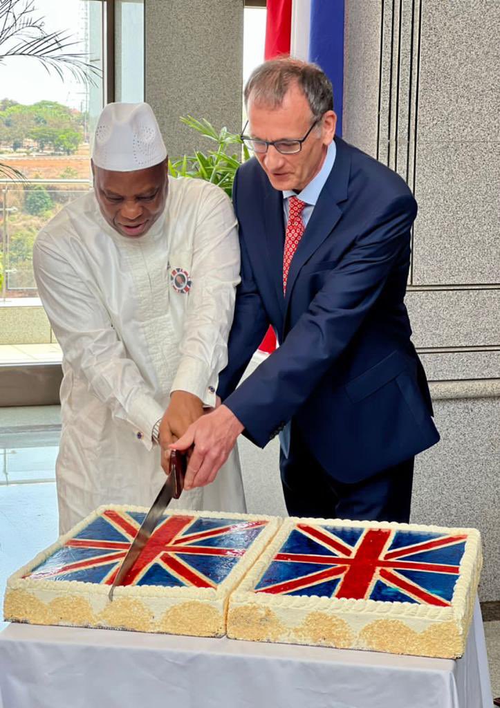 HMAJohnMarshall's tweet photo. Merci à nos invités qui sont venus nombreux pour célébrer avec nous à Conakry le couronnement de sa Majesté Charles Roi III. Un grand merci au Ministre des Affaires Etrangers, de l’Integration Africaine et des Guinéens Etablis à l’Etranger pour sa présence. @MAEIAGE_Guinee 🇬🇧 🇬🇳 https://t.co/UQj45A6K3m