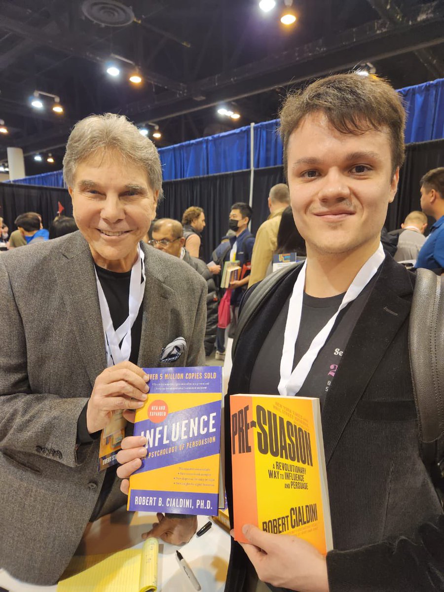 albertoamparo's tweet photo. De ontem, na feira da Berkshire.

Encontramos com o Greg Abel, Ted Weschler e Robert Cialdini. https://t.co/1S8UozAIEX