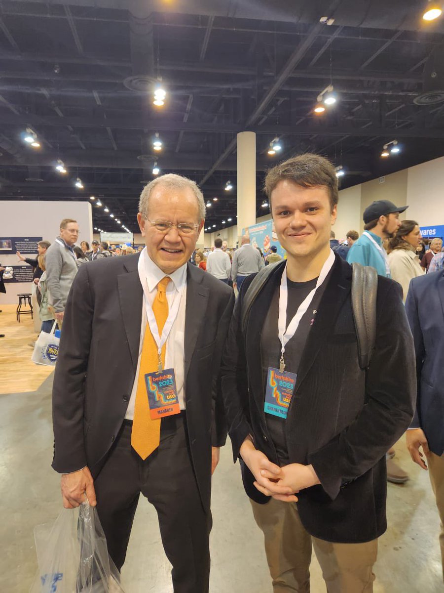 albertoamparo's tweet photo. De ontem, na feira da Berkshire.

Encontramos com o Greg Abel, Ted Weschler e Robert Cialdini. https://t.co/1S8UozAIEX
