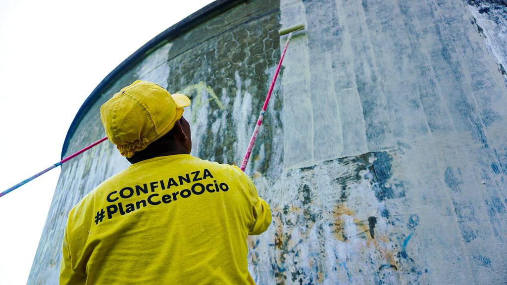 OsirisLunaMeza's tweet photo. Los distintivos de pandillas que terroristas habían plasmado en un tanque de la Urbanización Popotlán 2 de Apopa, han sido BORRADOS. 

El Gobierno del Presidente @nayibbukele 🇸🇻 sigue eliminando todo vestigio criminal sin importar el lugar donde se encuentre. https://t.co/KTmtF3g2Gd