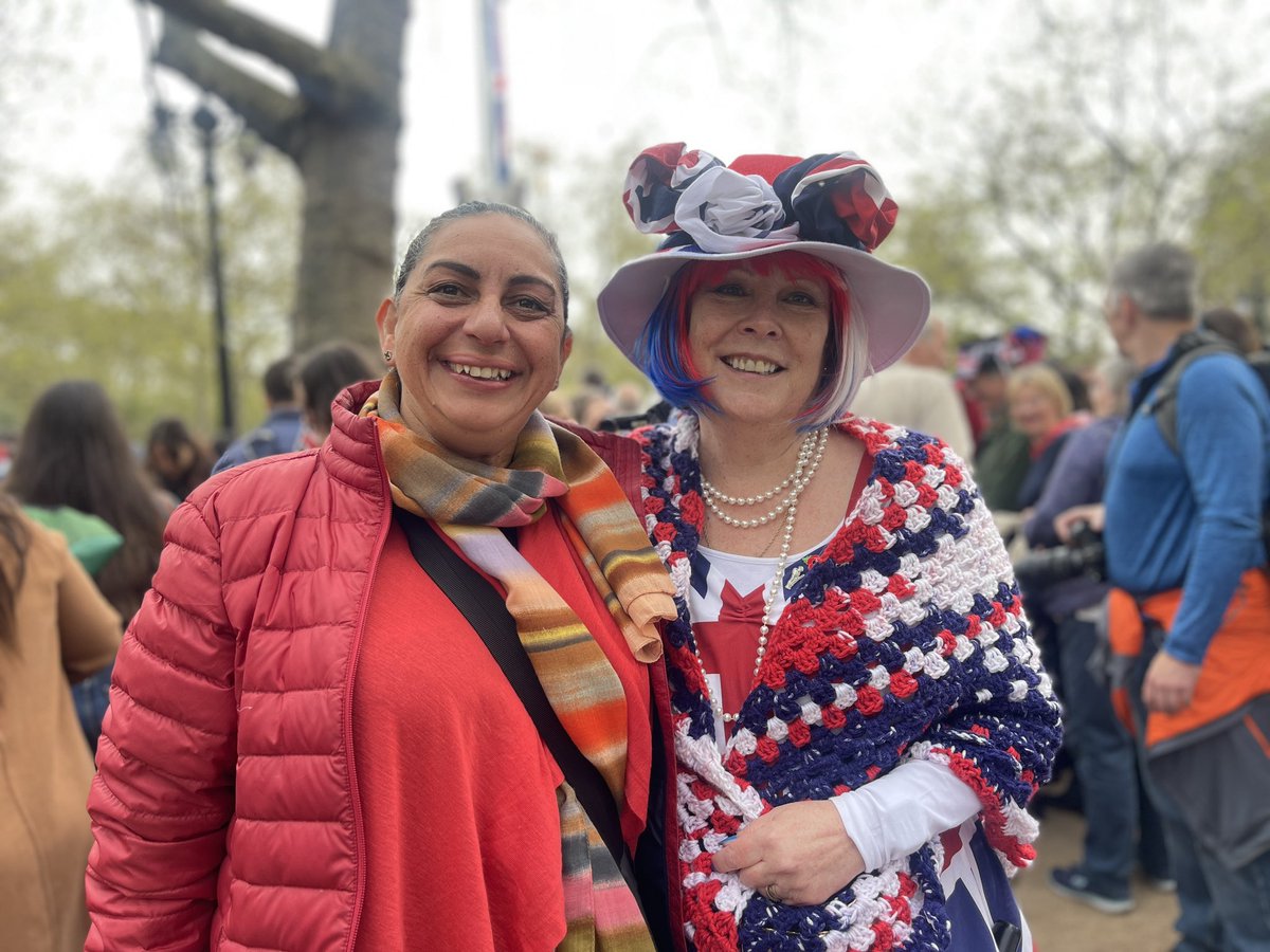 isabellahiggins's tweet photo. Australian Sindy Viney and London local Nina Hoskings smiling through the bad weather outside Buckingham Palace. Nothing was going to rain on their parade. “I love the ceremony … the pomp and pageantry, no one does it like the British,” - Sindy https://t.co/798VKxCuwN