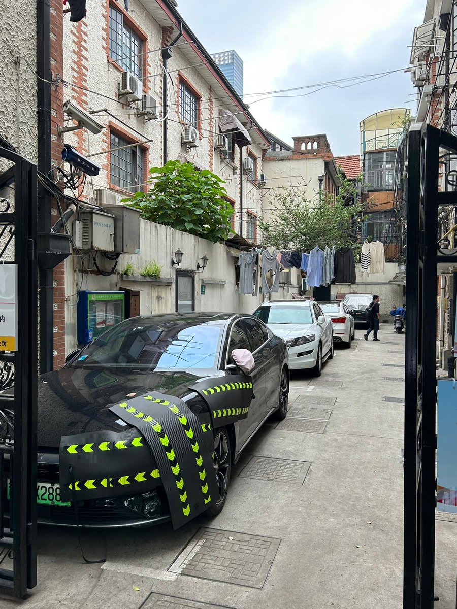 Autolook_de's tweet photo. So schützt man in #Schanghai sein Lieblingsstück vor Kratzern #China #Luxusauto #Unfallschutz https://t.co/jBn2LgtXzz