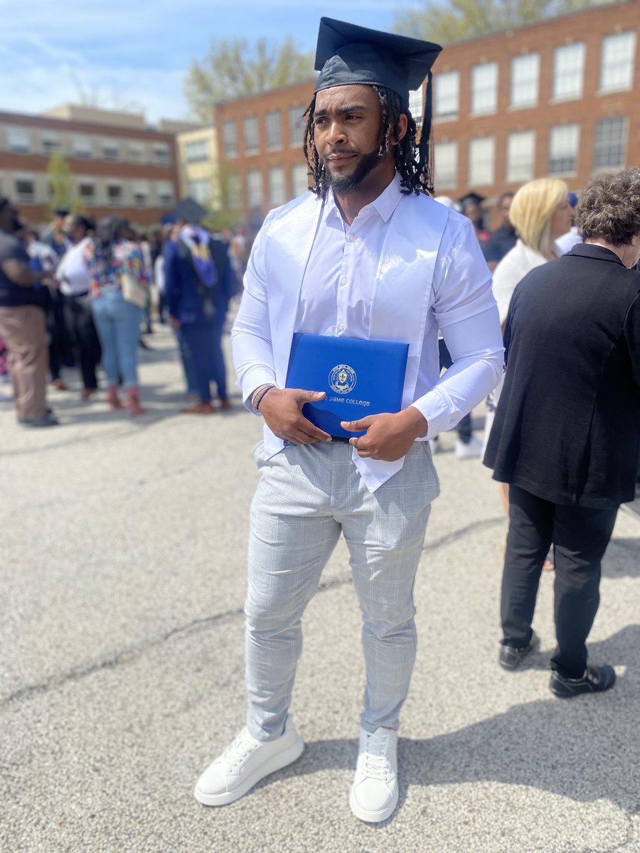 yeamarcello_'s tweet photo. I promised my momma one thing..

Today, we did that 🔥

I hope I’m making you proud my angel 🕊

#CollegeGrad https://t.co/mrnVfU969W
