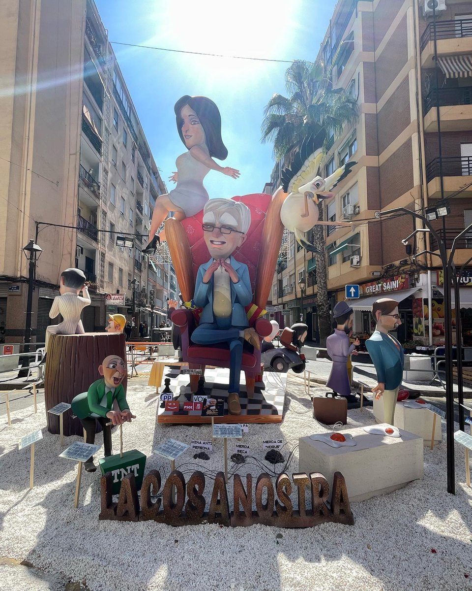 CorredorFalles's tweet photo. @FallaDamadElx de @fcaminsalgrau renova al👨🏻‍🎨 Javier Rico per a fer la falla gran i #FitxaFalles als👨🏻‍🎨👩🏻‍🎨Adrián Ballesteros i Ana Duro per a fer la infantil  #Falles2024 #Caminsalgrau #Falles #València #Art #Kunst #искусство #sztuka #múvészet #τέχνη #artã #アート #艺术 #예술 #कला https://t.co/Lm5chJH6tl