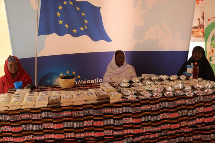 dueniger's tweet photo. L'UE 🇪🇺 accompagne la valorisation et la transformation des produits locaux nigériens. Le Collège des Femmes de la Plateforme Paysanne a été mis à l'honneur par @dueniger à travers un stand dédié au cours du Festival Mille et une Bouffes.
 
#1001bouffes https://t.co/ZKJow3lbHF