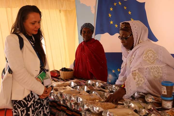 dueniger's tweet photo. L'UE 🇪🇺 accompagne la valorisation et la transformation des produits locaux nigériens. Le Collège des Femmes de la Plateforme Paysanne a été mis à l'honneur par @dueniger à travers un stand dédié au cours du Festival Mille et une Bouffes.
 
#1001bouffes https://t.co/ZKJow3lbHF