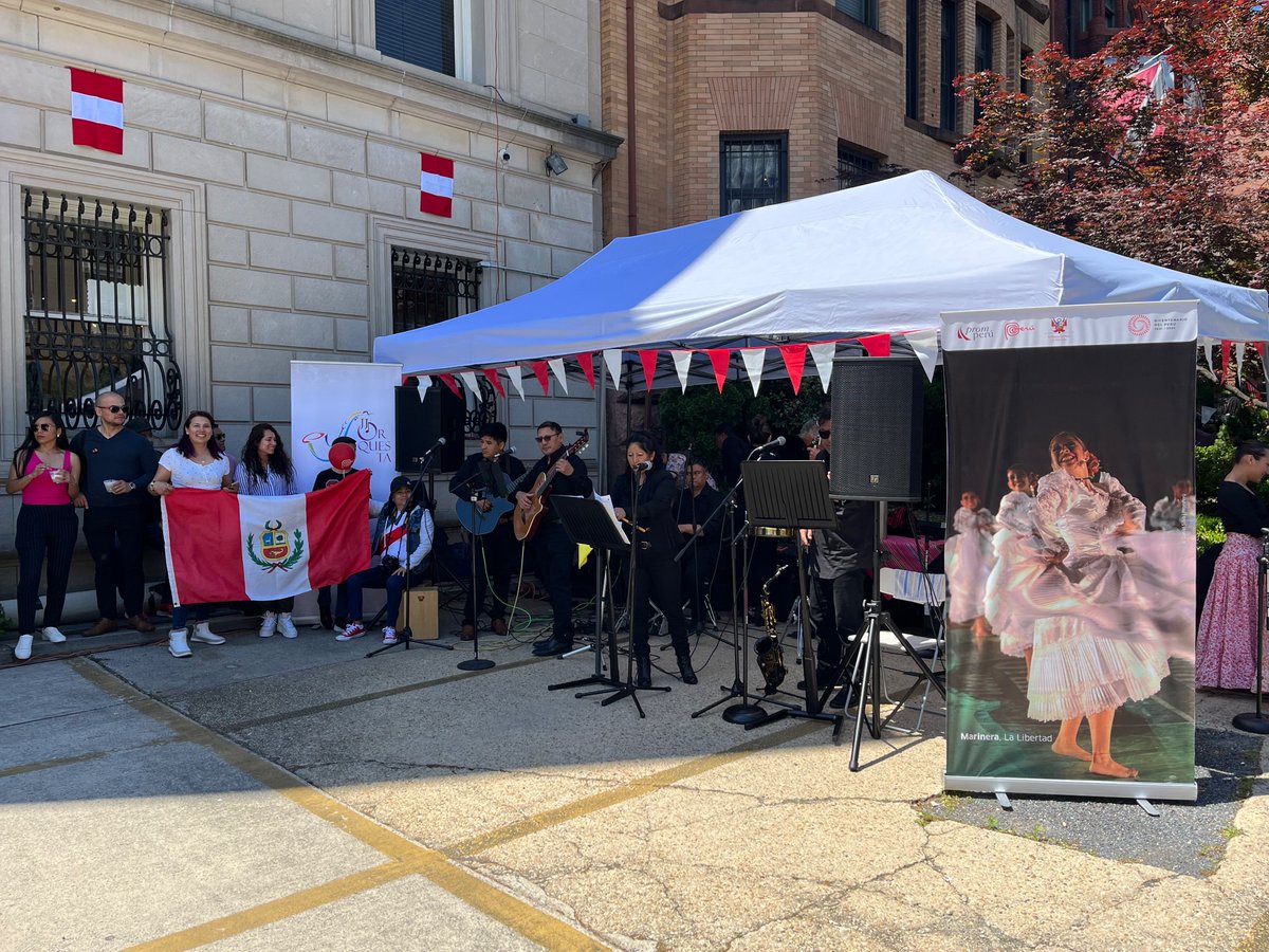 PeruInTheUSA's tweet photo. [#PeruinPassportDC] In minutes: Everyone is welcome to sing and dance Peruvian traditional Andean melodies with JJ Orquesta 💃🕺🏻🇵🇪

 #visitperu #passportdc #embassytour #publicdiplomacy https://t.co/jARCe5Ewa7