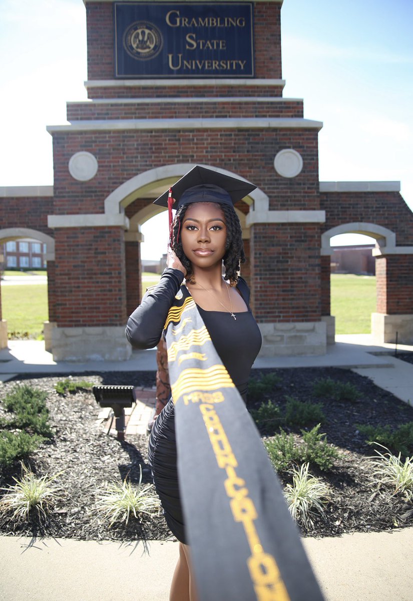 niyaajamese's tweet image. shawty finna graduate 🥳3️⃣