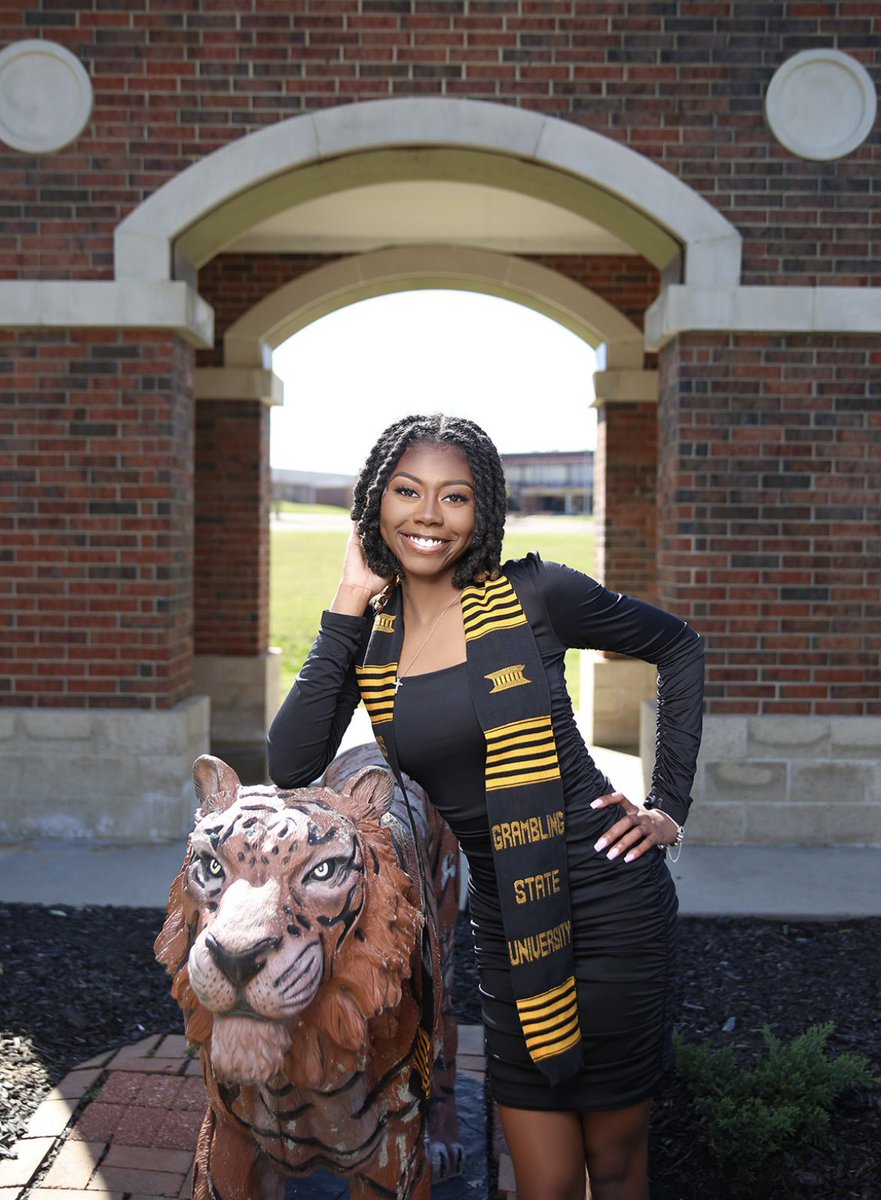 niyaajamese's tweet image. shawty finna graduate 🥳3️⃣