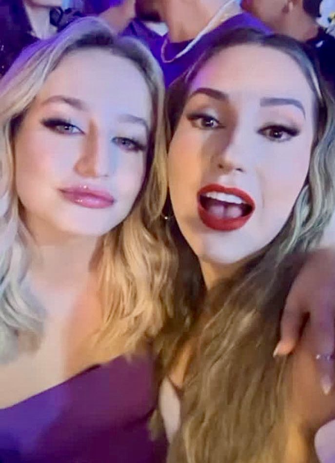 tuitajaja's tweet photo. Teve reencontro #BruManda, sim!
E o Antônio tbm, Cara de Sapato!
Amooo! 🦏🤙🏼🪢💛
#BrunaGriphao #AmandaMeirelles #CaraDeSapato #DocShoes #BBB23 https://t.co/dGVWzRSj8i