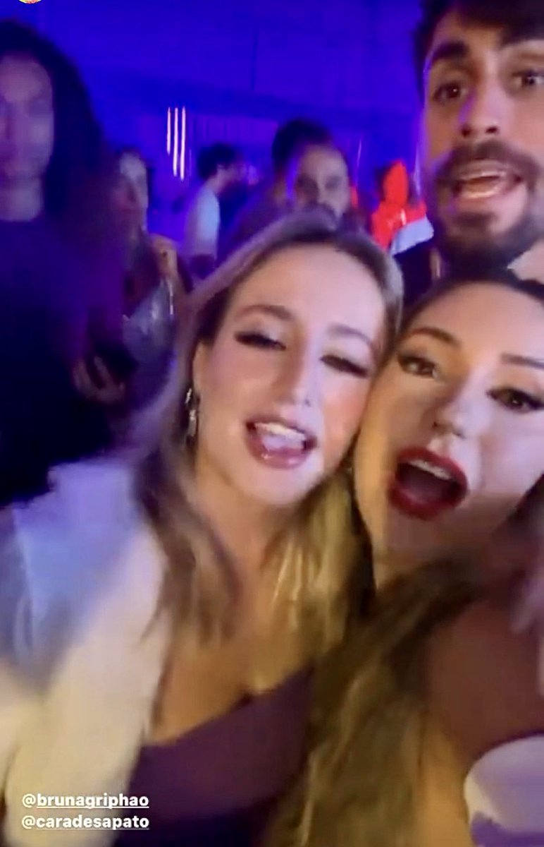 tuitajaja's tweet photo. Teve reencontro #BruManda, sim!
E o Antônio tbm, Cara de Sapato!
Amooo! 🦏🤙🏼🪢💛
#BrunaGriphao #AmandaMeirelles #CaraDeSapato #DocShoes #BBB23 https://t.co/dGVWzRSj8i
