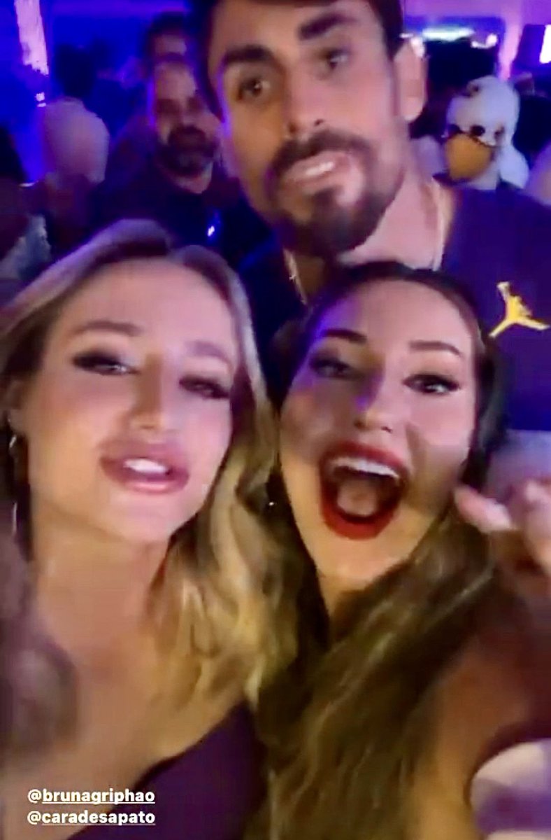 tuitajaja's tweet photo. Teve reencontro #BruManda, sim!
E o Antônio tbm, Cara de Sapato!
Amooo! 🦏🤙🏼🪢💛
#BrunaGriphao #AmandaMeirelles #CaraDeSapato #DocShoes #BBB23 https://t.co/dGVWzRSj8i