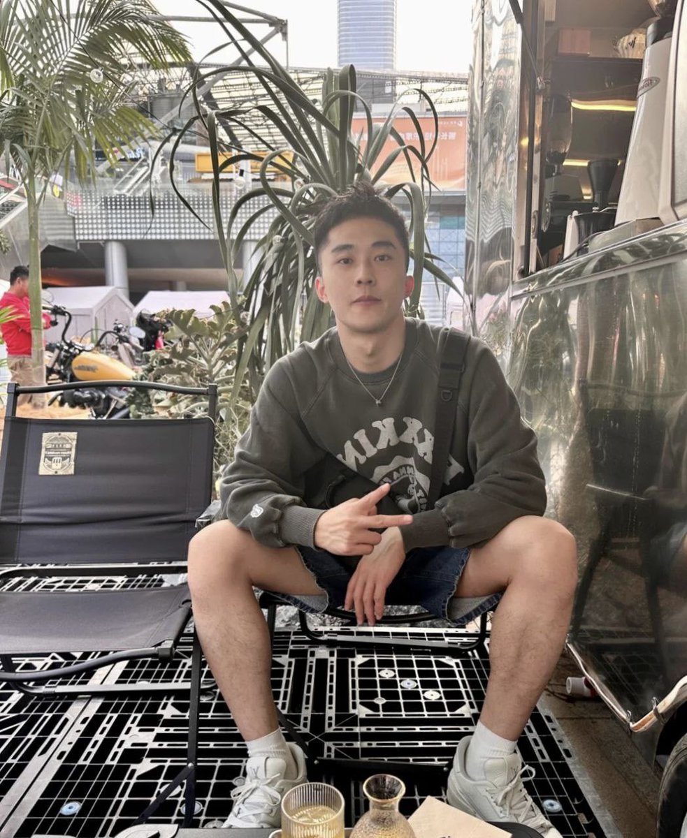 x303358's tweet photo. 都怪那酒杯太浅，敬不了来日方长，巷子太短，走不到白发苍苍。独自带娃的奶爸，独自在外的游子，好想找个合适的有缘人，会玩的，发泄一次，把所有的姿势展现出来全部顺着巨根，深深灌进你的gang门🌈 https://t.co/HfvmhkD3oH