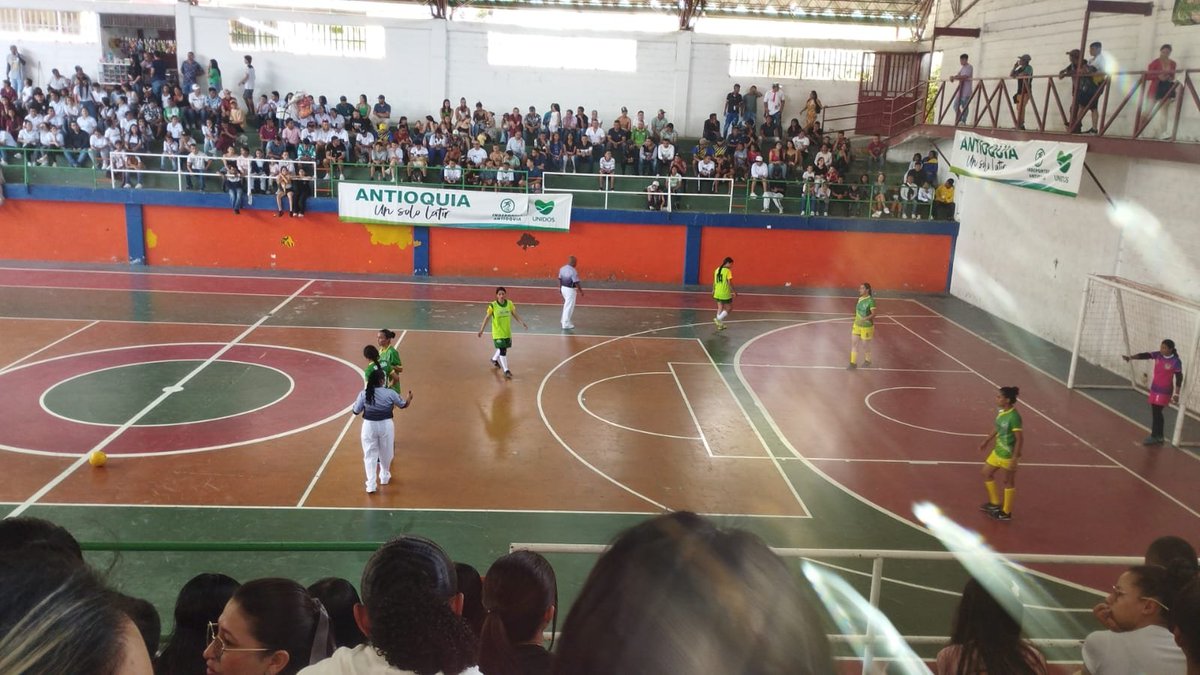 soydeituango's tweet photo. #Reportan a esta hora #Ituango  se juega la final femenina #MicroFutbol  #JuegosComunales Briceño vs San Pedro de los Milagros @bebetoa @IndeportesAnt @carlosiuribe https://t.co/o7W5QjKLqk