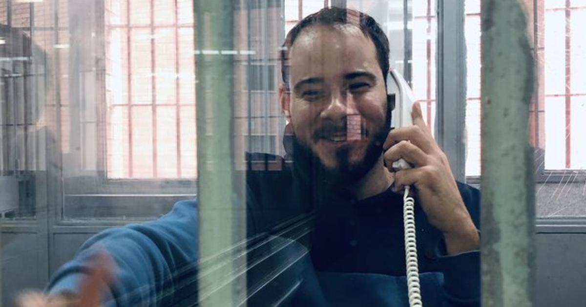 FonsiLoaiza's tweet photo. Vivimos en un país en el que Bárcenas ha salido de prisión para ser contable del grupo Taburete. Mientras, el rapero Pablo Hasel cumple 2 años en prisión por cantar contra la Casa Real. La "justicia" en España. https://t.co/w4prkgeYdK