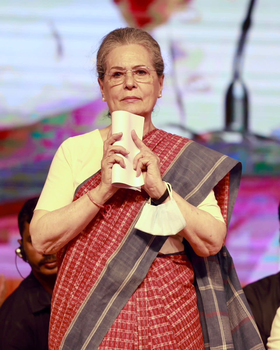 DivyaMaderna's tweet photo. Sonia ji became the Congress President in the year 1998 , I was a class 10th student . I have seen her since then working so selflessly for the Congress Party. Her zeal, her commitment is unbeatable. She truly inspires me and how . 
24 years ago in 1999 , Smt. Sonia Gandhi ji made her electoral debut from Ballari. As she comes back to Karnataka today, it is an emotional moment for the Congress family & the people of the state. @RahulGandhi @priyankagandhi @INCIndia