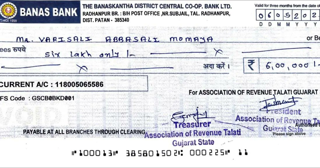 ArtSomnath's tweet photo. આજરોજ મહેસુલી તલાટી મિત્ર વારીસ અલી ની રાજ્યના તમામ મહેસુલી તલાટી મિત્રો વતી રૂબરૂ માં પાટણ જિલ્લાના મહેસુલી તલાટી મિત્રો દ્વારા મુલાકાત લઈ હૂંફ આપવામાં આવી તથા સમગ્ર રાજ્યમાંથી અત્યાર સુધીમાં મળેલ ૬ લાખની સહાય નો ચેક આપવામાં આવ્યો .
@GujaratTalati
@ArtJunagadh
@nk_vala https://t.co/Z9ZGsRBsUM