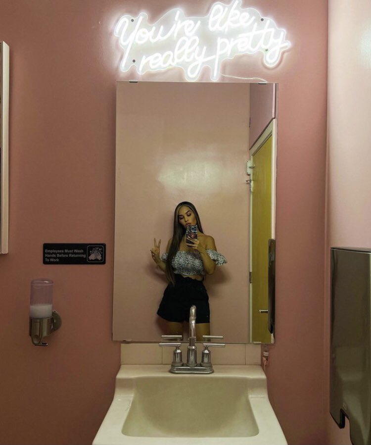 Destiny97692832's tweet photo. Oh yeah confidence boosting mirror! https://t.co/P66JlYzNuf