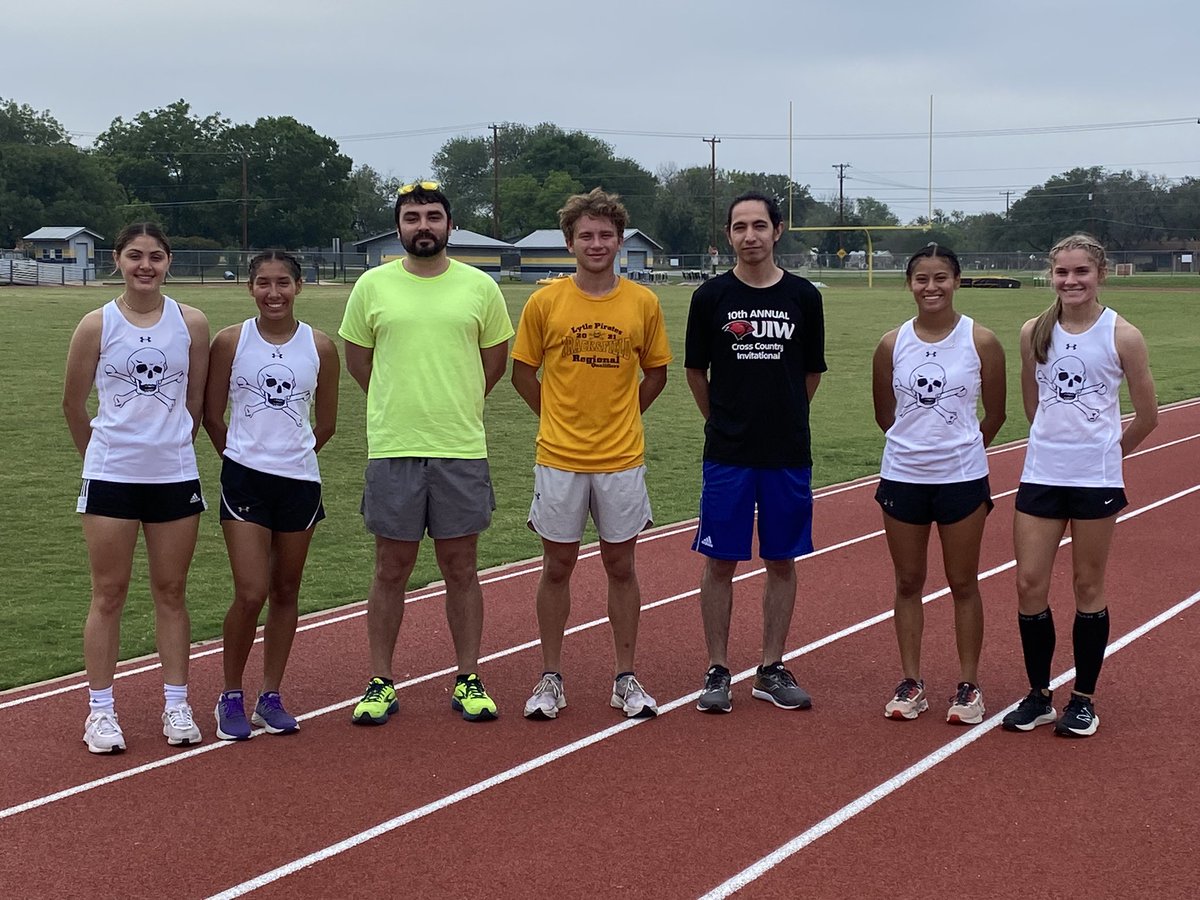lytle_xc's tweet photo. Surprise visit by our only Ind State Champs in XC/Track. Brandon Lacy XC:‘09, 800m:‘09-11 Cesar González XC:‘12, 3200m:‘13. @LoriLwilson23 @LytleAthletics @RaygosaMark @lytleisd @LytleTrack @coachjojones22 @LytleJHS @Lytlehssoftball @LytleVolleyball @CoachBenavides7 @mayorgonzltx https://t.co/yoi0ORrBKt