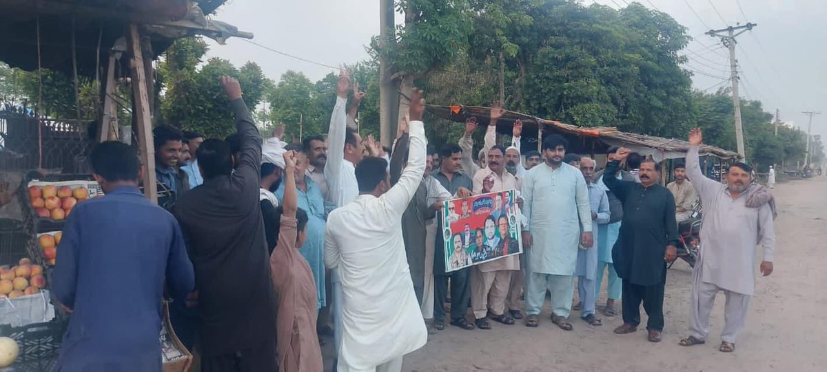 PTIMBDOfficial's tweet photo. جناب عمران خان کی کال اور تحصیل صدر پھالیہ حسن طارق تارڑ کی  ہدایت پہ یونین کونسل چک جانو کالاں میں چیف جسٹس کے ساتھ اظہار یکجہتی کیلئے ریلی کا انعقاد کیا گیا۔ 
#PP66 #PTI
#I_StandWithSupremeCourt https://t.co/IM6clt9nl5