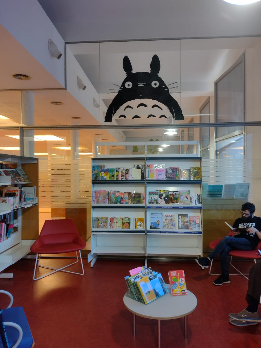 listocomics's tweet photo. Hay fanzines muy ligados al momento de su publicación, que quedan obsoletos enseguida, y luego está #GürtelCómics que todavía puede leerse y releerse y encontrarse en un lugar privilegiado de una estantería VIP de la mejor biblioteca de Barcelona (Ignasi Iglesias-Can Fabra). https://t.co/oSYnSX4yyv