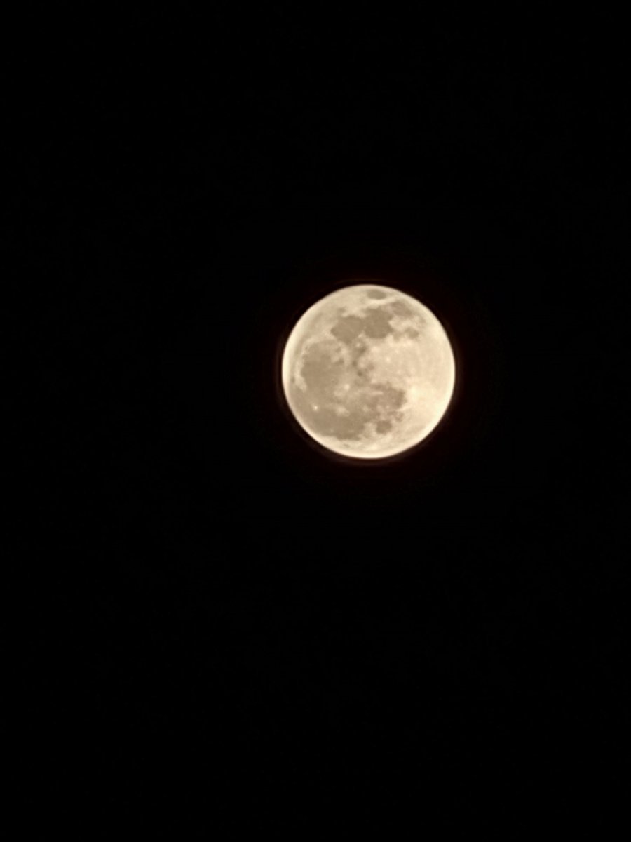 aderemi_oluokun's tweet image. Last night I was fascinated by the full moon that was so bright up in the sky yesterday, so I decided to took some picture of it with my Mobile Phone . 
Here are the shot below 👇👇
Whats your thoughts on this ? 🤔 
#Samsung #samsungs20 #photography #PHOTOS