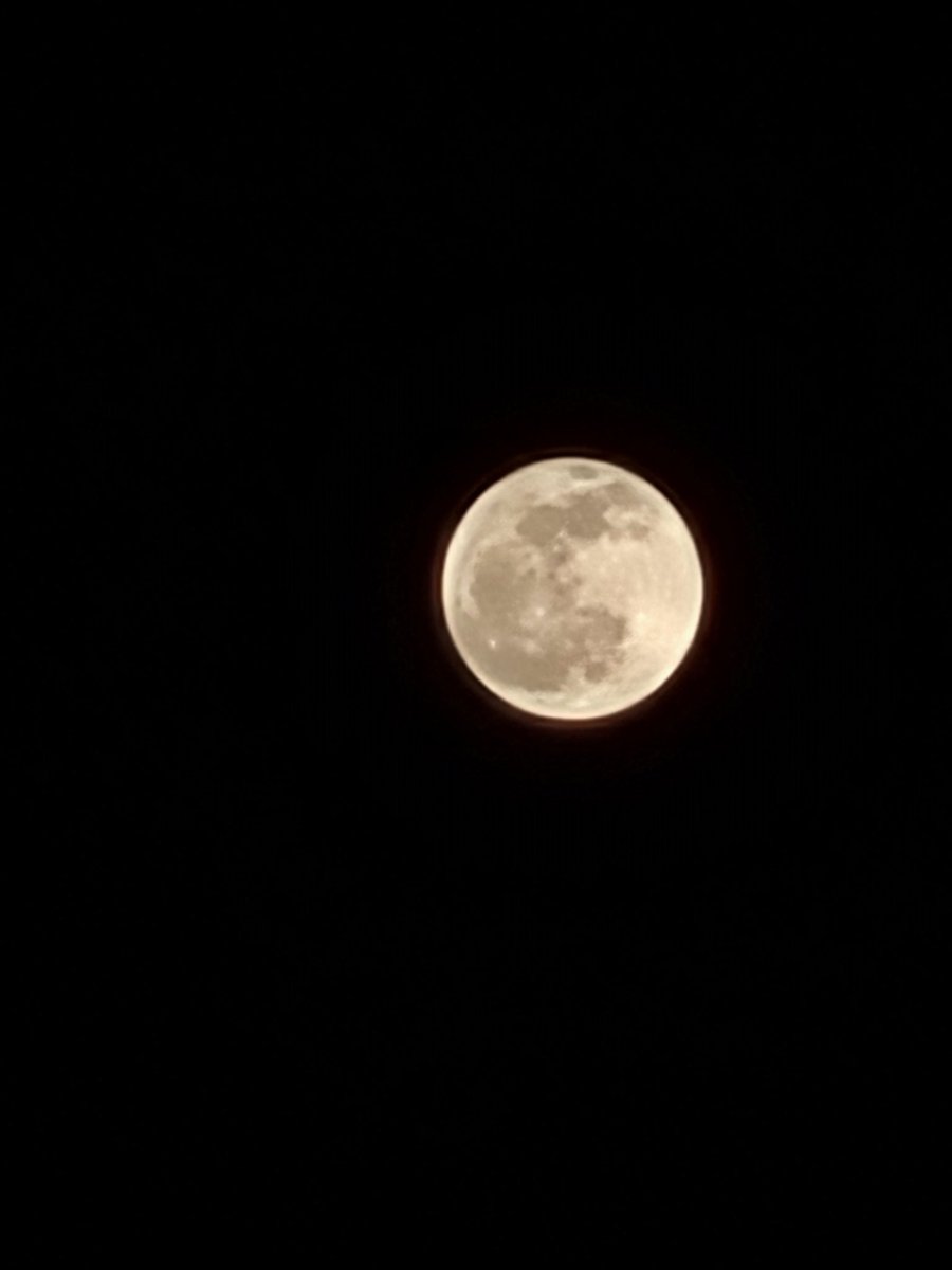 aderemi_oluokun's tweet image. Last night I was fascinated by the full moon that was so bright up in the sky yesterday, so I decided to took some picture of it with my Mobile Phone . 
Here are the shot below 👇👇
Whats your thoughts on this ? 🤔 
#Samsung #samsungs20 #photography #PHOTOS