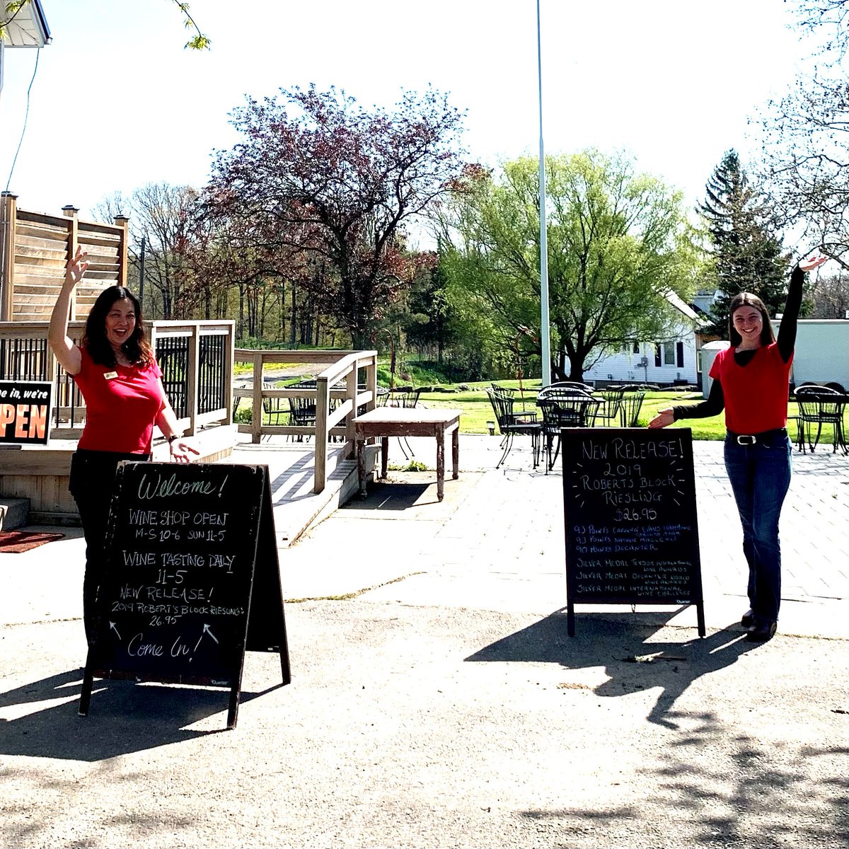 SueAnnStaff's tweet image. Beautiful sunny spring day in wine country? YES, PLEASE. The Sue-Ann Staff team are here for all your #VQA wine needs :) #visitniagara #niagarabenchlands #benchlandswineriesrule