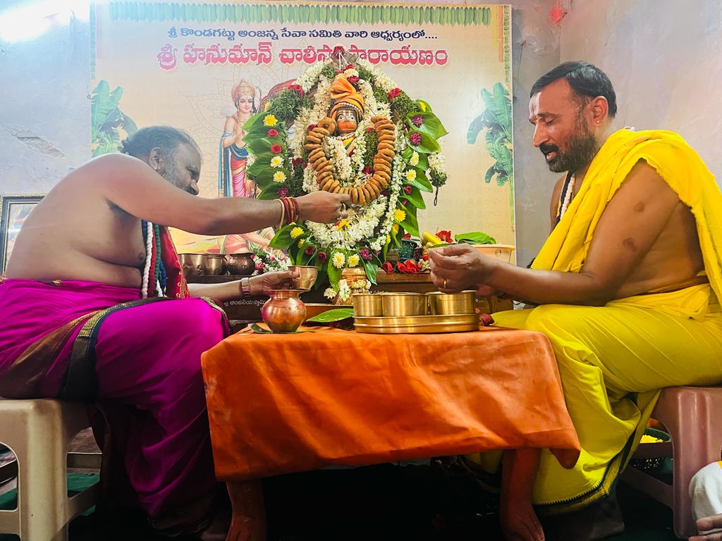 DVS_BRS's tweet photo. గౌరవ శ్రీ ఎమ్మెల్సీ శ్రీమతి కల్వకుంట్ల కవితక్క గారి అధ్వర్యంలో కొండగట్టు అంజన్న సేవా సమితి వారి అఖండ హనుమాన్ చాలిసా పారాయణం
కొండగట్టు అంజన్న అఖండ హనుమాన్ చాలీసా పారాయణం || Day 31||06.05.2023
#Hanuman_Chaleesa #Kondagattu
@RaoKavitha @KTRBRS @OfficeOfKavitha @BRSparty https://t.co/qxg95Gp6wl