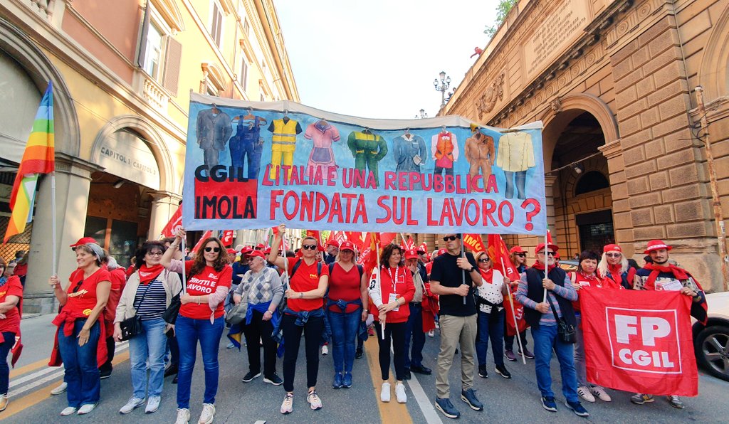 CgilImola's tweet photo. 🚩 "Fondata sul lavoro?" Il nostro striscione ci ha seguito in decine di manifestazioni, anche oggi a Bologna, ma la risposta resta sempre la stessa: NO.
La nostra Repubblica è fondata su precarietà e  guerra tra poveri. 
E ora di dire basta. #Lavoro #diritti  
Alla lotta ✊️ https://t.co/Jki16mC061