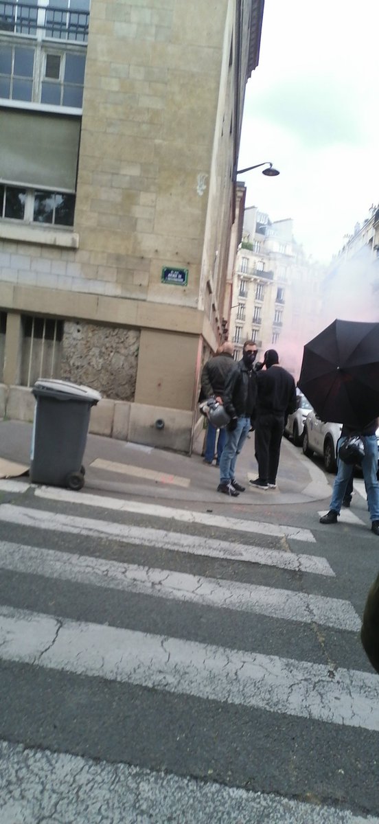 TW Fachos :

Aujourd'hui j'étais au point d'arrivée de la manifestation de groupes d'extrême droite, néonazis et fascistes en tout genre #c9m !

Voilà ce que j'y ai vu :

PS: J'ai peu d'images parce qu'ils mettaient des coups de pression et empêchaient de filmer/photographier