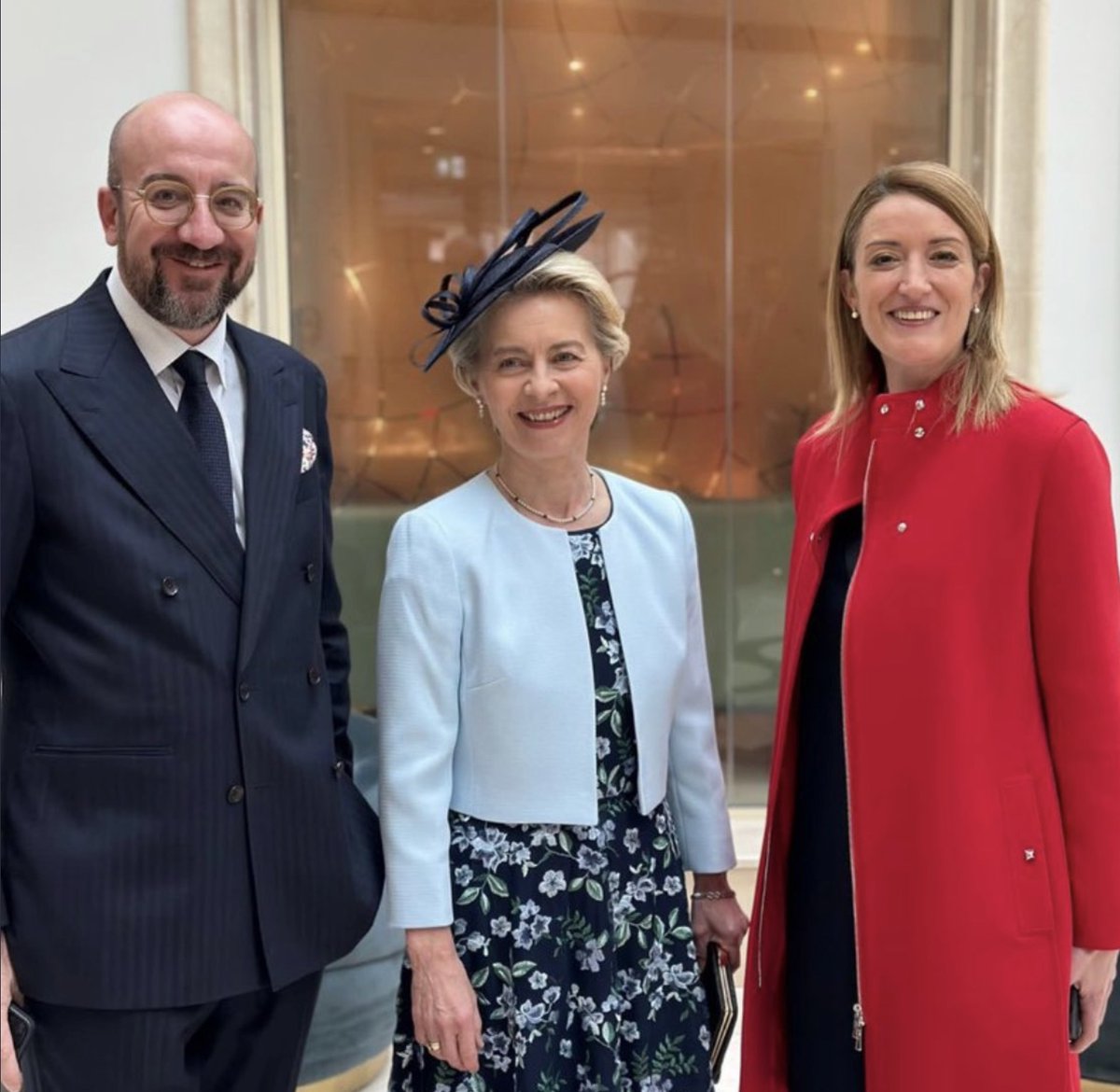 2. Versuch, diesmal komplett...

Guten Tag draußen an den Geräten,
gerade ist ein Zwischenergebnis der Nachverhandlungen zwischen der EU-Kommission und dem US-Pharmagiganten Pfizer durchgesickert - allerdings nicht zu UNS oder IHNEN DA DRAUSSEN, sondern zu Journalisten der