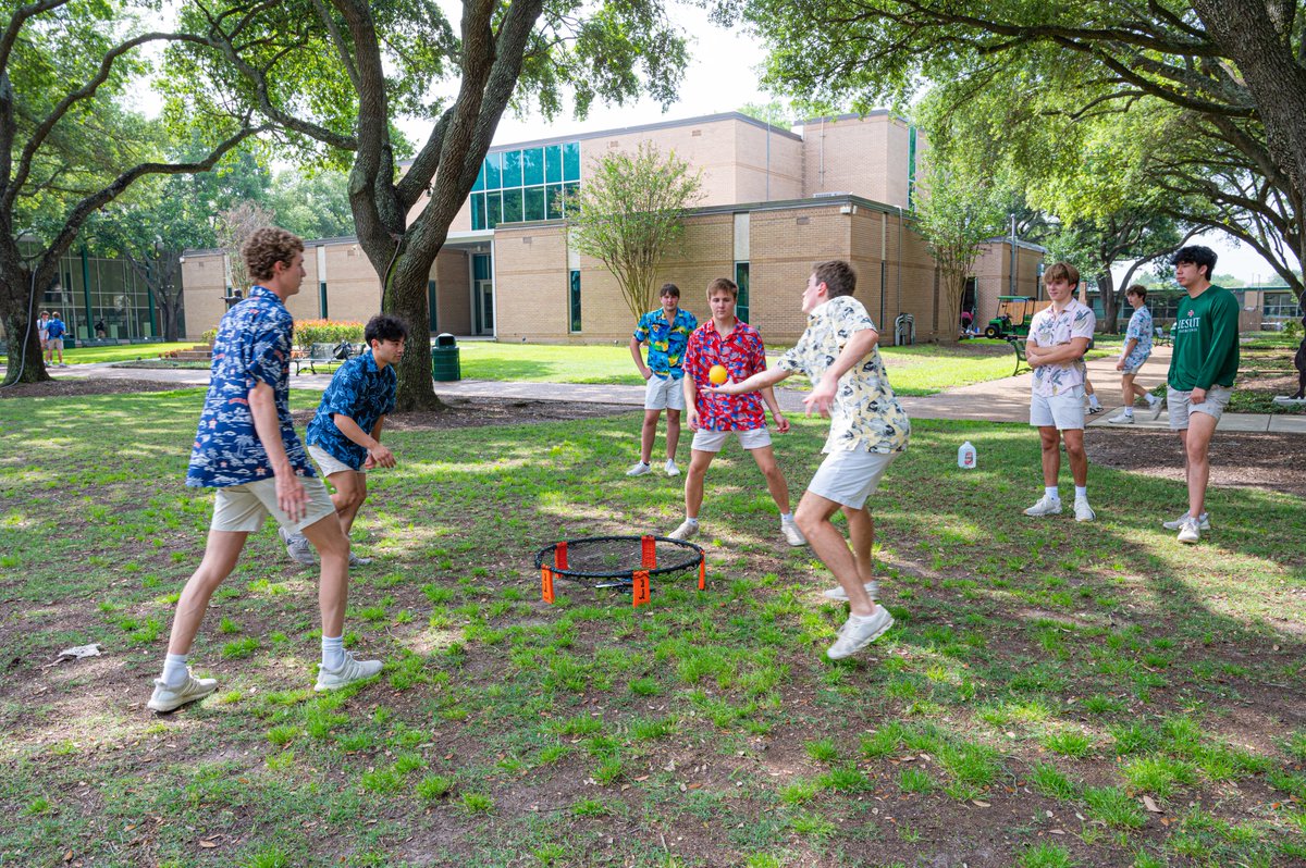 RT StrakeJesuit: The senior festivities continue with the annual Vamos a la Playa celebration! A special thank you to Coach Willie Webster, the Dads’ Club, and the Academic &amp; Personal Counseling Department for grilling lunch! #jesuit2023 #amdg #wearesj