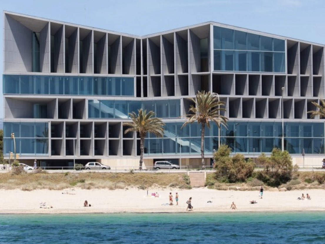 mariadlpg's tweet photo. 🎙️Hablemos de persuasión tecnológica…y talento.

🏰 Palacio de Congresos de Mallorca 🌊
🗓️1 de junio de 2023
📍Fórum anual Ausape 2023
✔️Blackswanexperience con @veva.desousa y @ana.pedroche 

#harketing #congreso #talento #persuasiontecnologica #personas #blackswan https://t.co/ufhYqkCD9L