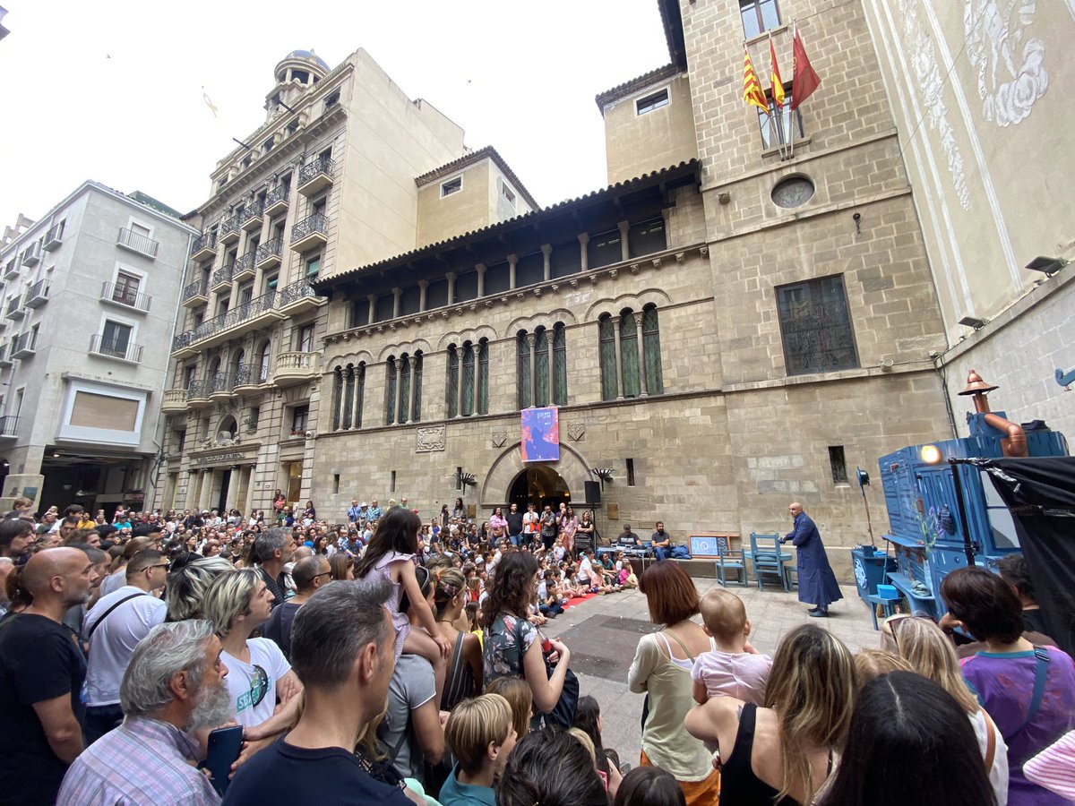 Quina passada de Fira de Titelles 🎭
————————————————
Quina gentada pels carrers de Lleida, des dels més petits als més grans gaudint 😍😍

<a href="/firatitelles/">Fira de Titelles</a>