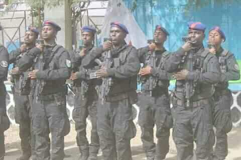 P_N_Djibouti's tweet photo. Je suis policier (s)
Je suis ton frère en uniforme,celui que tu jette les cailloux👮‍♂️
Je suis ta mère que tu injuries,celle qui est en service de sa patrie👮‍♀️
Je suis ton père que tu hais, celui qui te protege jour et nuit 👮‍♀️
Je suis ta sœur que tu violentes,celle qui te soigne👮‍♂️🇩🇯 https://t.co/sYkNgMmTHE