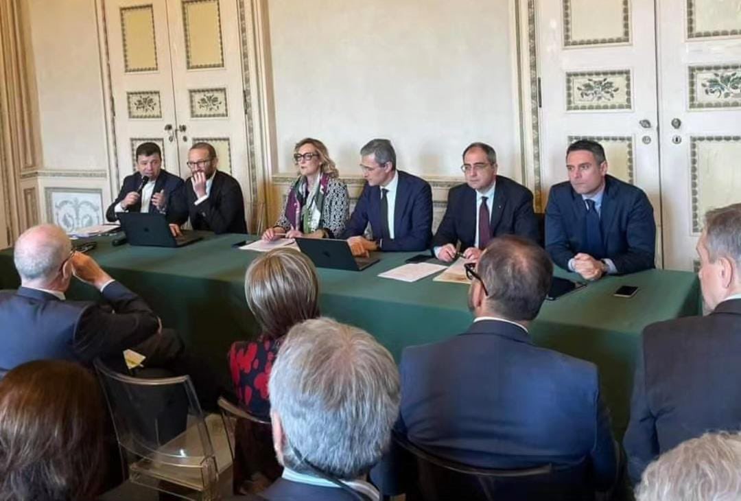 ordineavvlodi's tweet photo. Nella splendida Sala degli Specchi della Villa Reale, ospiti del COA Monza si è riunita l’Unione Regionale degli Ordini della Lombardia. Si è parlato di mozioni congressuali, programma delle commissioni di studio, rapporti con i CPO ed equo compenso. #ULOF #Avvocati https://t.co/Ymy945YswZ