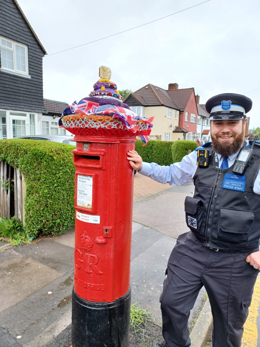MPSWandleValley's tweet photo. SNT officers from all 4 wards of the North cluster have been conducting patrols and engaging with the community celebrating the #coronation. Great to see so many people celebrating the occasion! - PCSO  7141SN.
@MPSsutton #mylocalMet https://t.co/lRbMObzNfi
