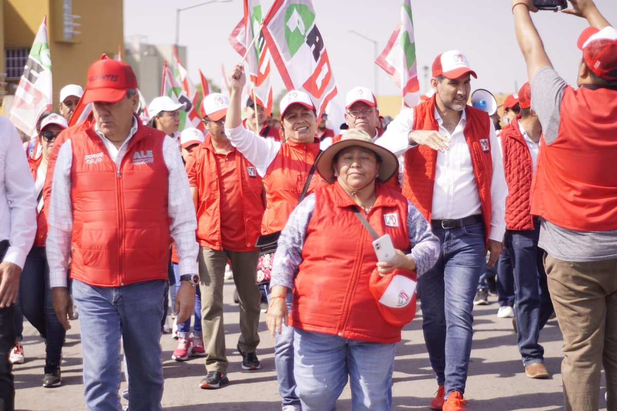 Nuestro Presidente <a href="/jmvalerapiedras/">Julio Valera Piedras</a> se encuentra recorriendo las calles de #Zumpango en apoyo a la próxima gobernadora del #Edomex, <a href="/AlejandraDMV/">Alejandra Del Moral</a>.
#UnirEsResolver