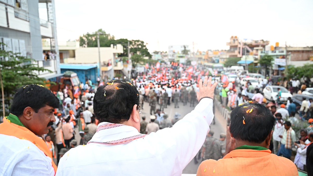 BJP4India's tweet photo. Visuals from BJP National President Shri @JPNadda's Roadshow in Bagepalli, Chikkaballapur, Karnataka. https://t.co/eXuLsMgnt2