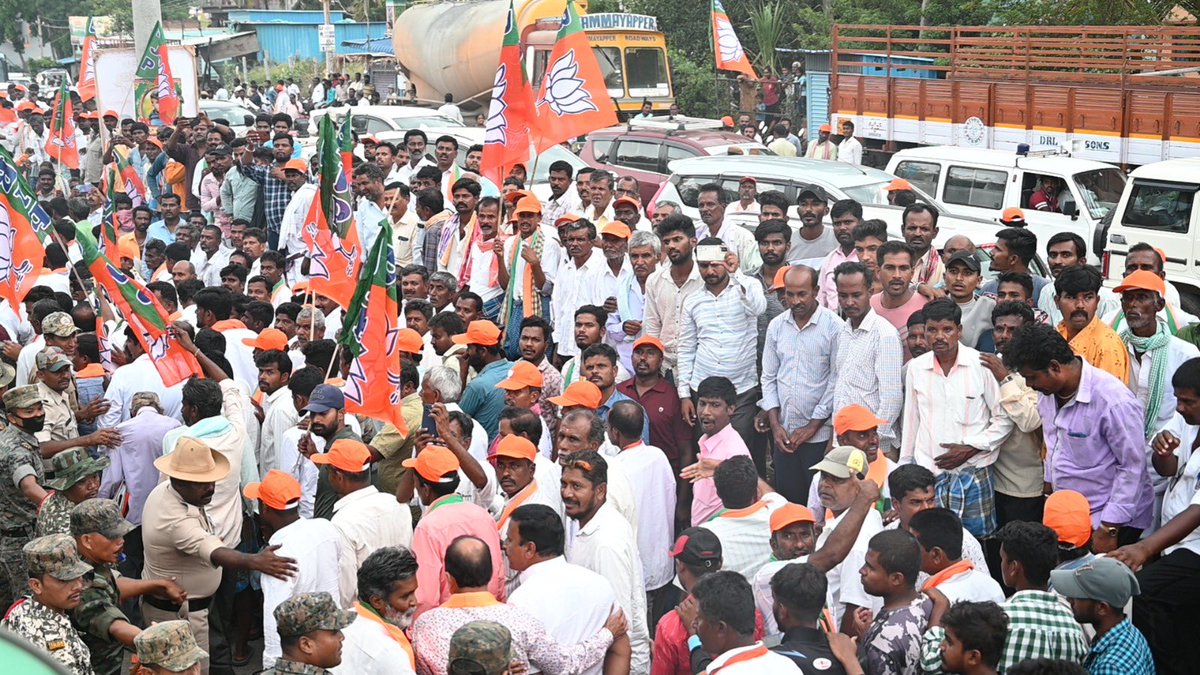 BJP4India's tweet photo. Visuals from BJP National President Shri @JPNadda's Roadshow in Bagepalli, Chikkaballapur, Karnataka. https://t.co/eXuLsMgnt2